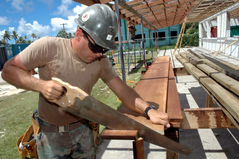 menuisier-GOURDON-min_worker_construction_building_carpenter_male_job_build_helmet-893290